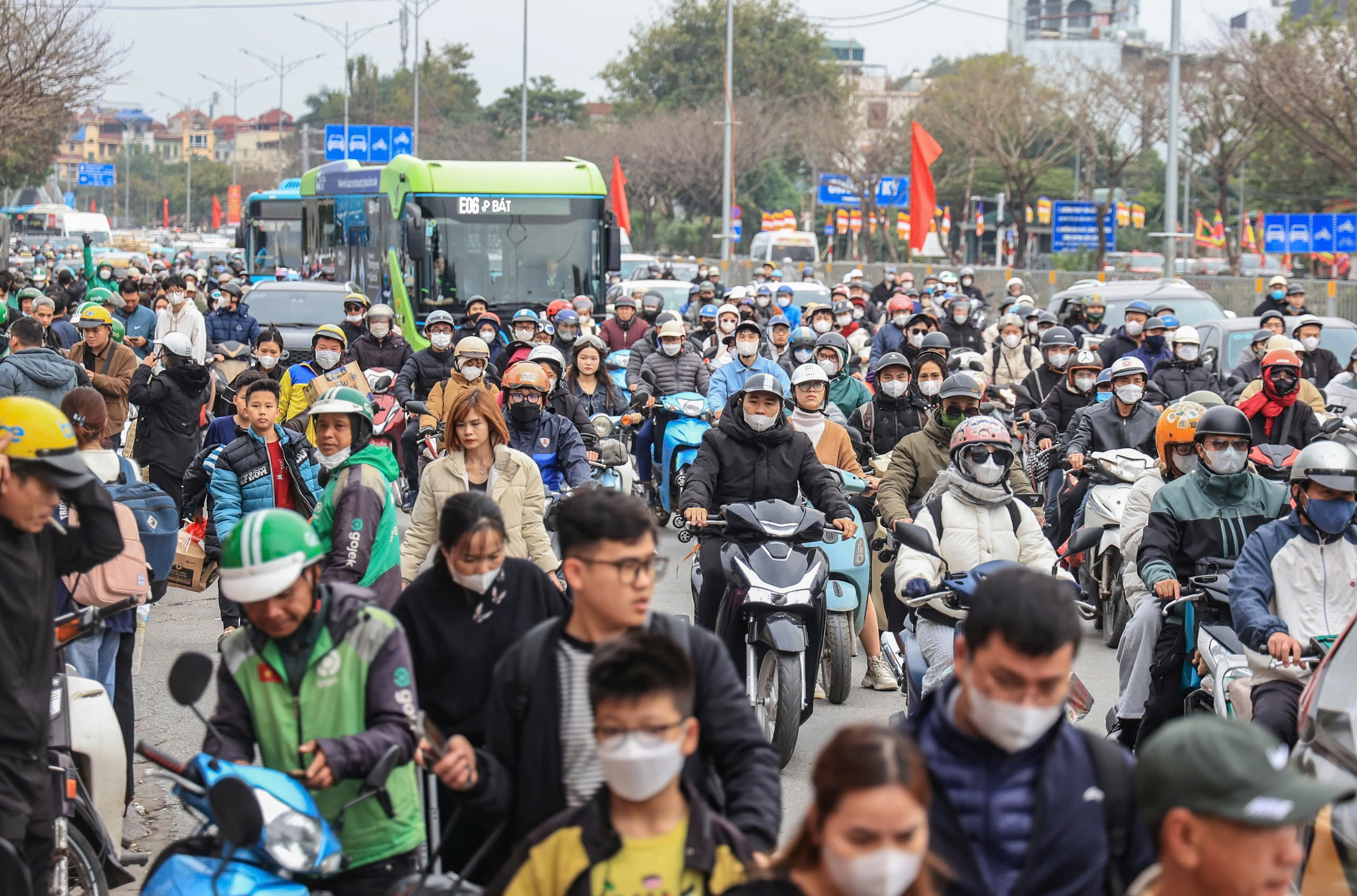 Phương tiện "nối đuôi" nhau về Thủ đô, cửa ngõ đông nghẹt- Ảnh 4.