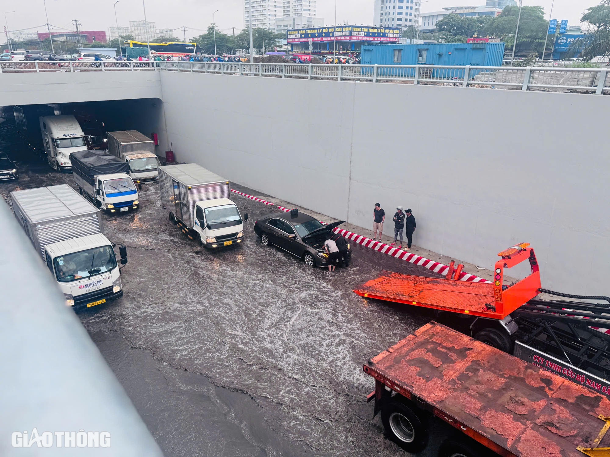 TP.HCM chỉ đạo khẩn về vụ ngập nước hầm chui Nguyễn Văn Linh - Nguyễn Hữu Thọ- Ảnh 1.