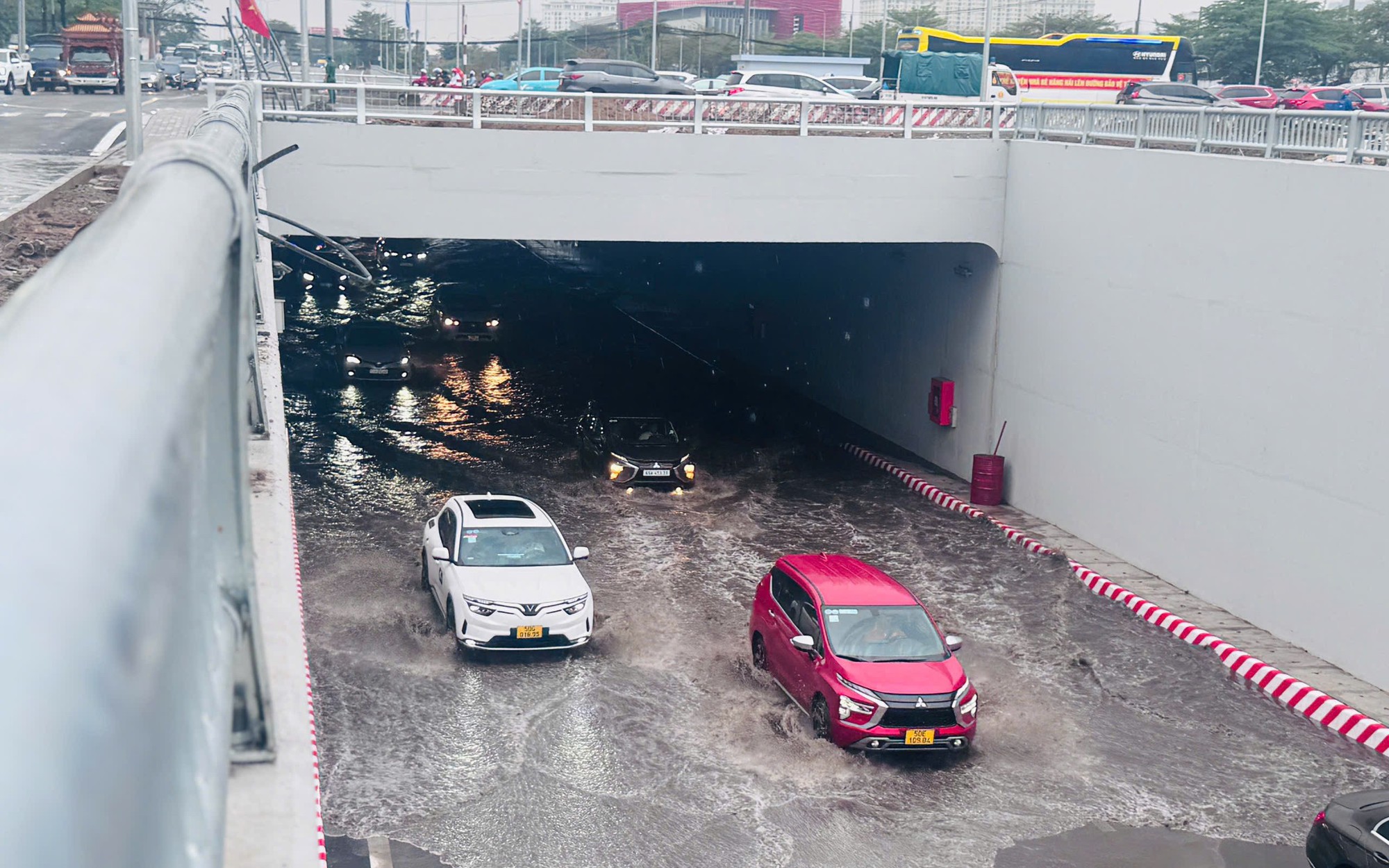 TP.HCM mưa lớn, hầm chui Nguyễn Văn Linh - Nguyễn Hữu Thọ ngập sâu