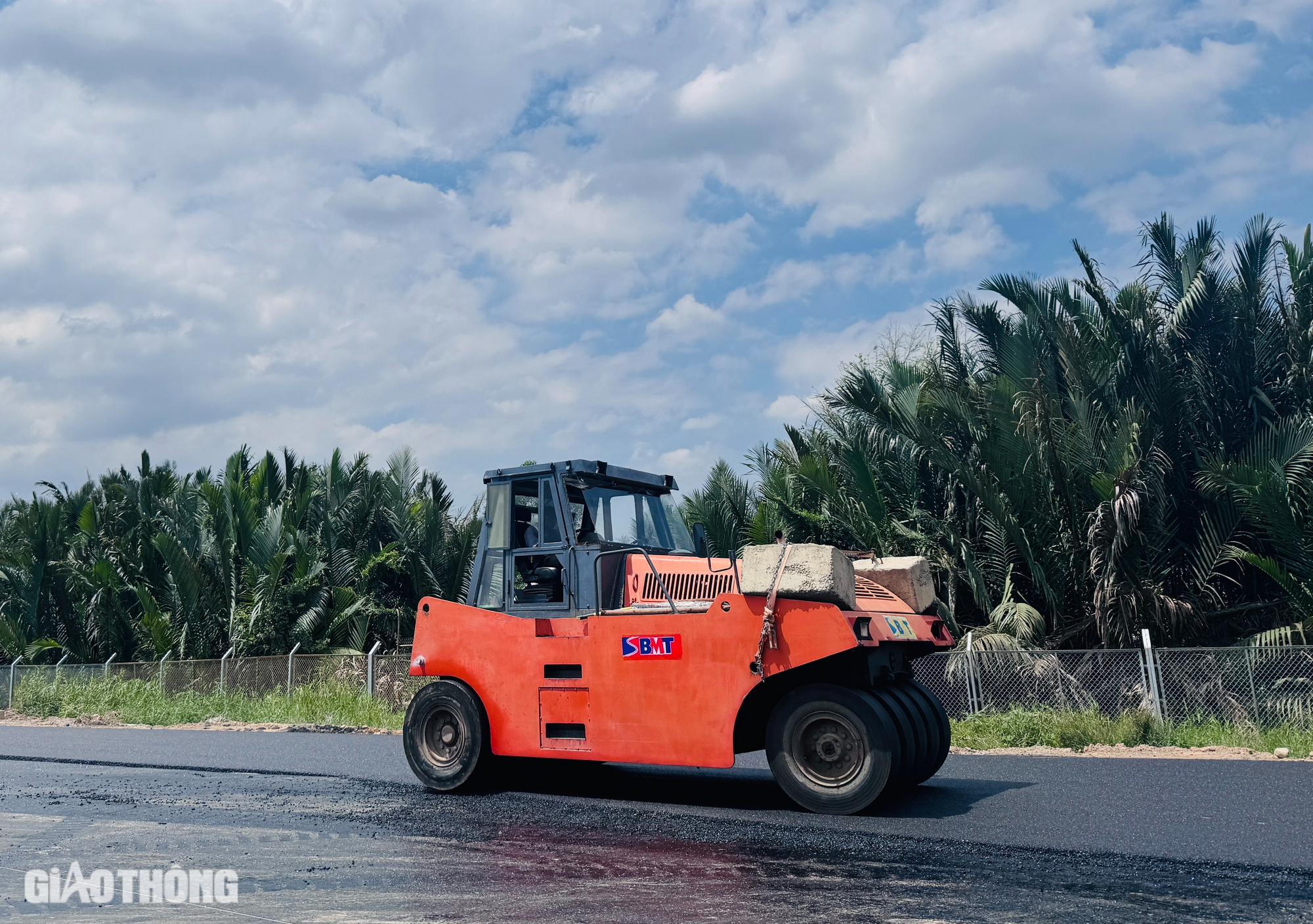 Thảm nhựa những mét nhựa cuối cùng đoạn 18,8km cao tốc Bến Lức - Long Thành- Ảnh 8.