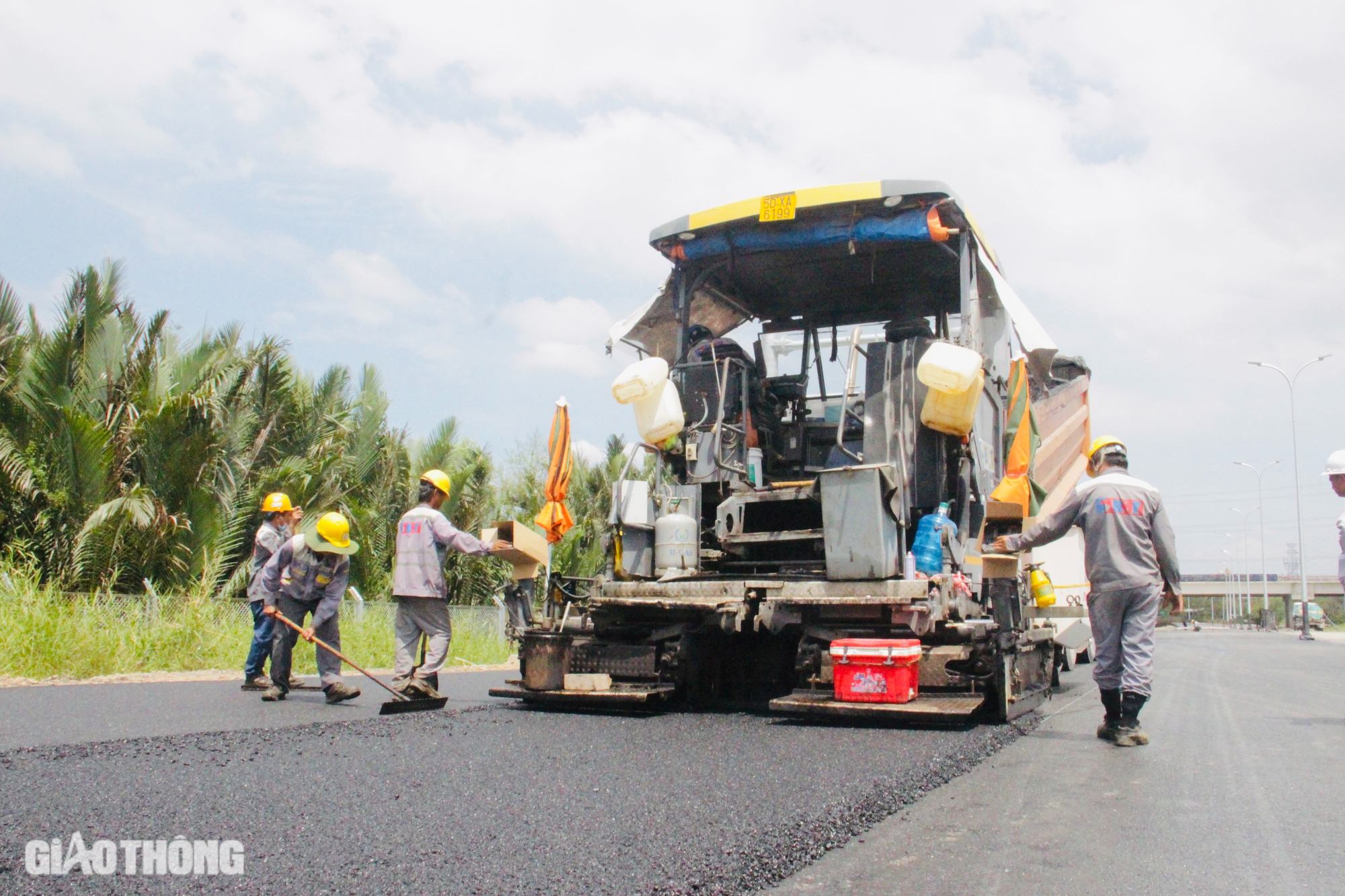 Thảm nhựa những mét nhựa cuối cùng đoạn 18,8km cao tốc Bến Lức - Long Thành- Ảnh 4.