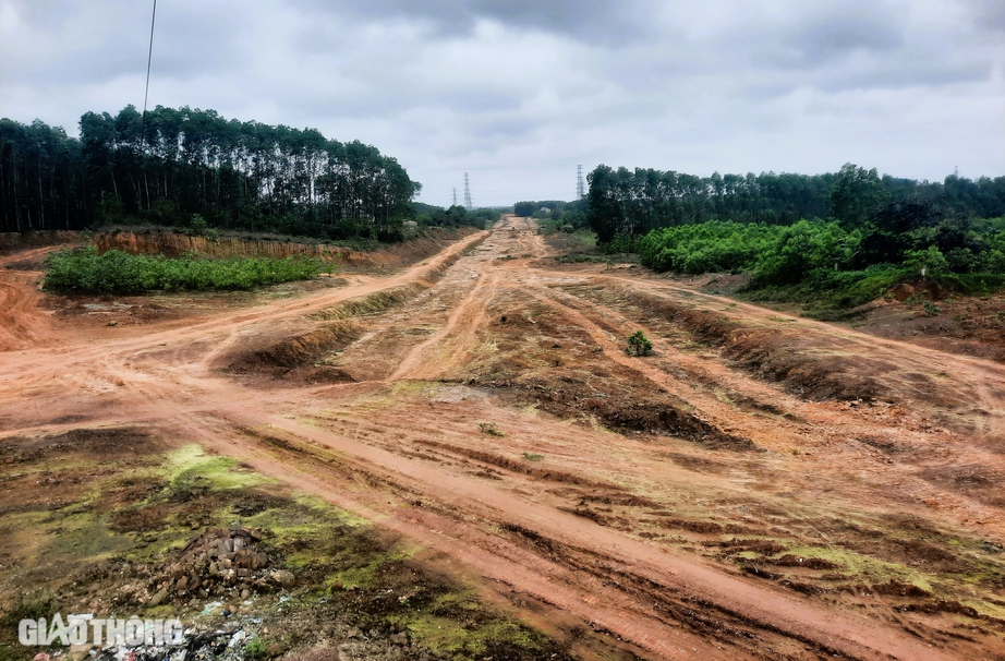 Tăng tốc thi công dự án đường dài 4,2km nhiều năm dở dang ở Quảng Trị- Ảnh 5.