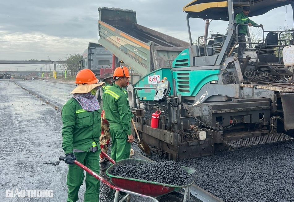 Thảm những mét bê tông nhựa đầu tiên ở dự án thành phần 2 cao tốc Biên Hòa - Vũng Tàu- Ảnh 3.