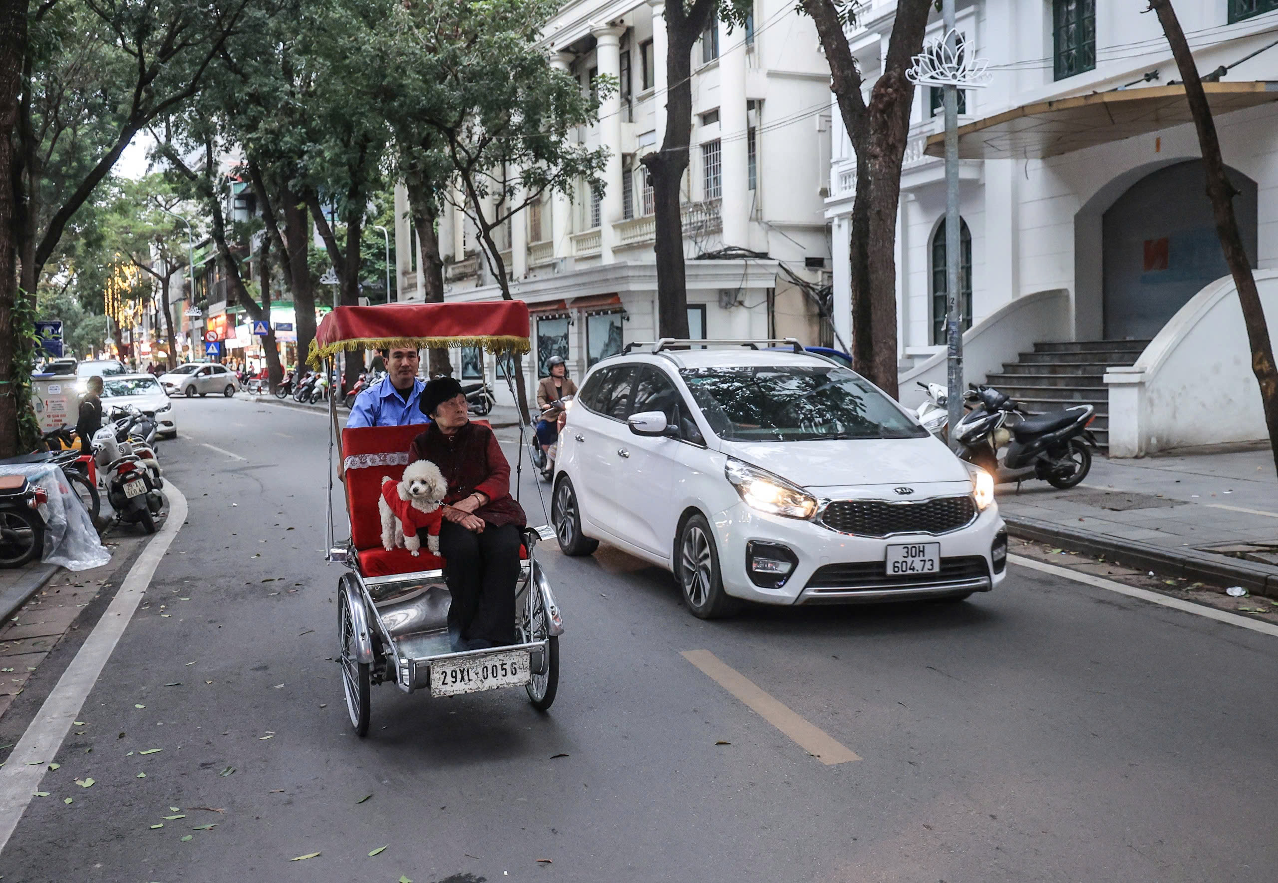 Ngày đầu hạn chế xe trên 16 chỗ vào khu vực phố cổ Hà Nội- Ảnh 12.