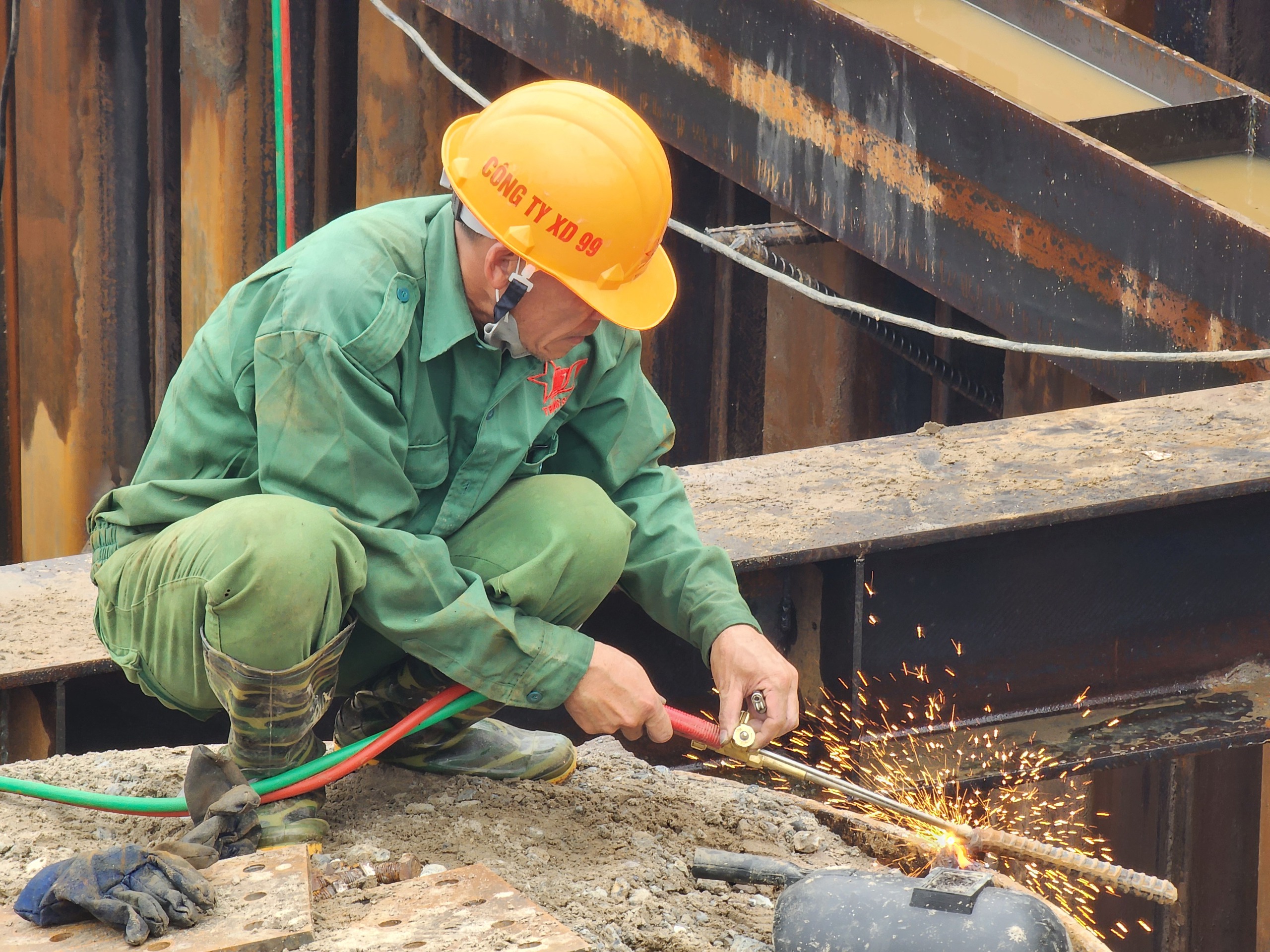 Rộn tiếng máy trên công trường thi công cầu Phong Châu mới- Ảnh 4.