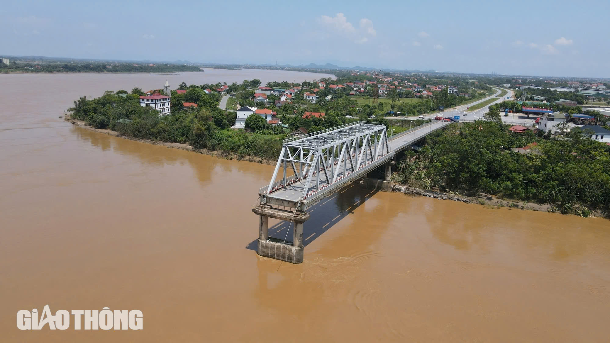 Rộn tiếng máy trên công trường thi công cầu Phong Châu mới- Ảnh 7.