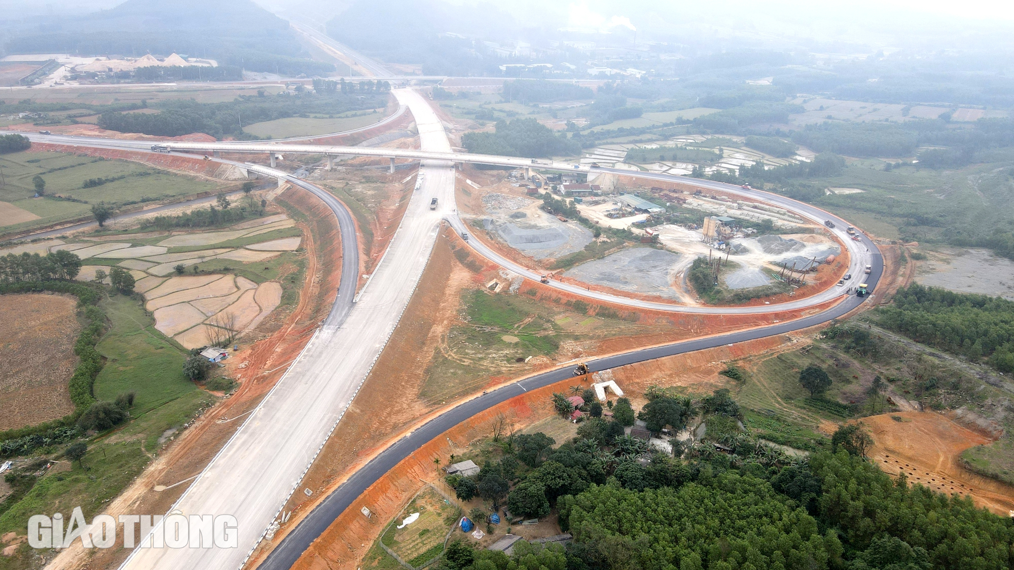 Ngắm cao tốc qua Hà Tĩnh sắp thông tuyến chính- Ảnh 11.