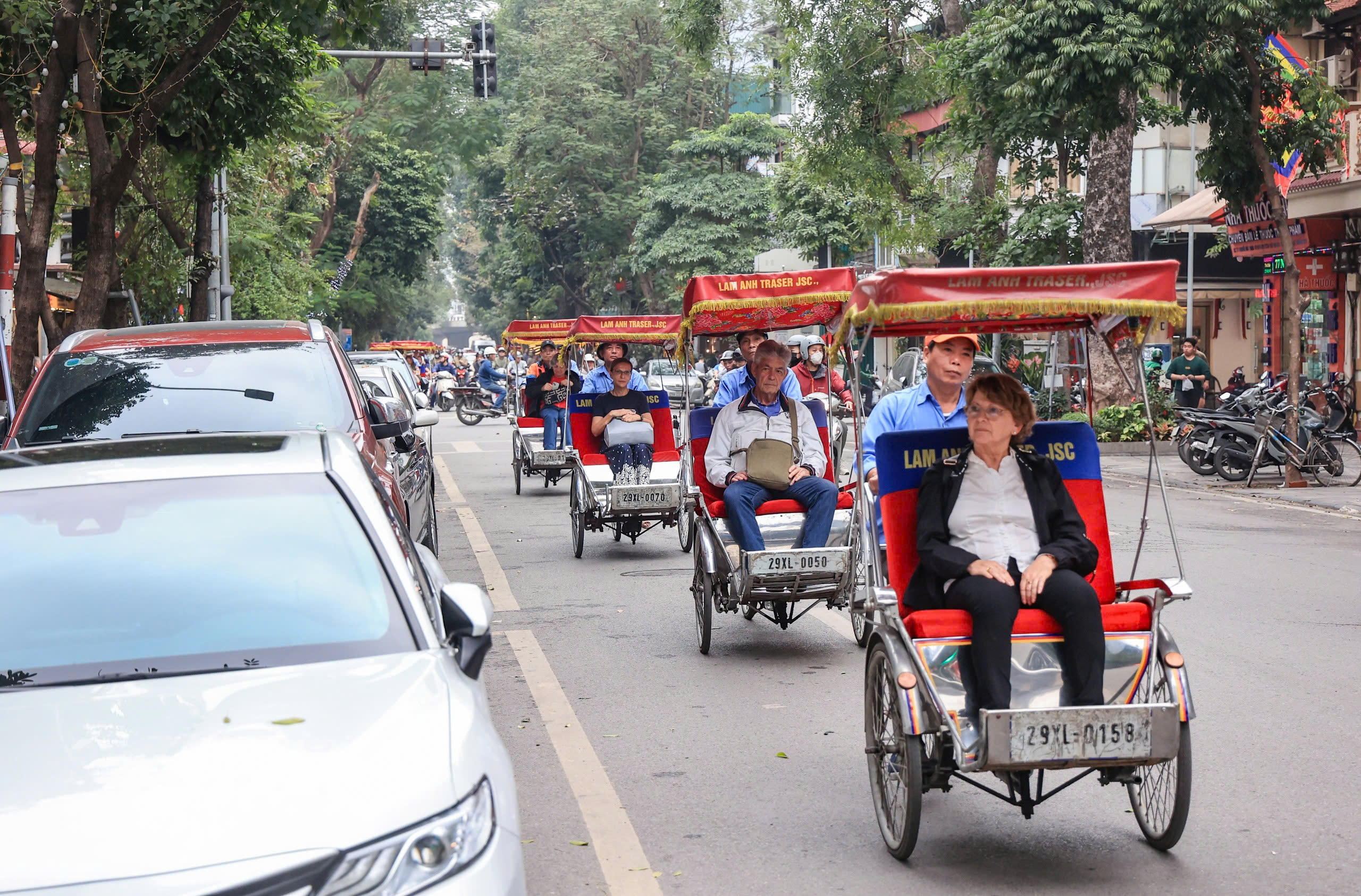 Ngày đầu hạn chế xe trên 16 chỗ vào khu vực phố cổ Hà Nội- Ảnh 4.