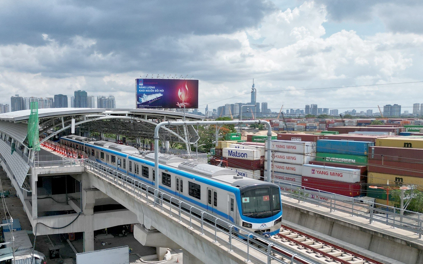 Hơn hai tháng vận hành, metro số 1 thay đổi thói quen đi lại của người dân