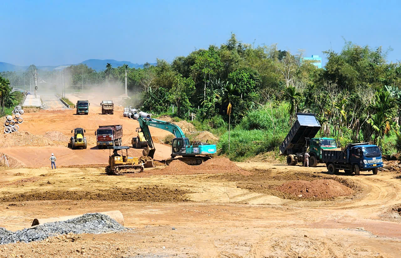 Thông mặt bằng, nhà thầu tăng tốc thi công cầu 850 tỷ ở Quảng Ngãi- Ảnh 1.