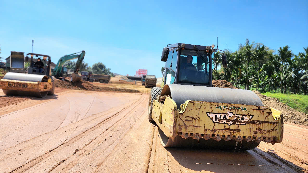 Thông mặt bằng, nhà thầu tăng tốc thi công cầu 850 tỷ ở Quảng Ngãi- Ảnh 5.