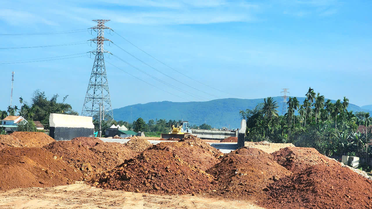 Nắng ráo nhà thầu thi công cao tốc Quảng Ngãi - Hoài Nhơn tăng tốc đắp nền- Ảnh 8.