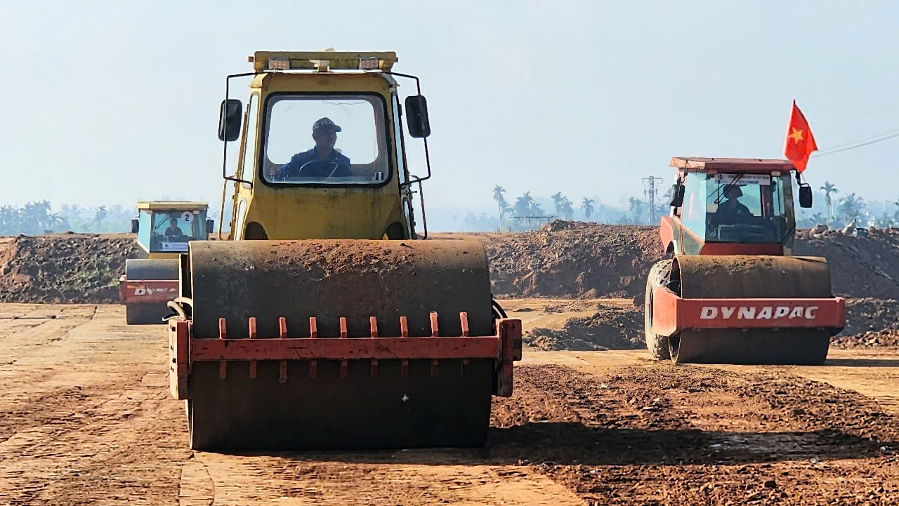 Nắng ráo nhà thầu thi công cao tốc Quảng Ngãi - Hoài Nhơn tăng tốc đắp nền- Ảnh 4.