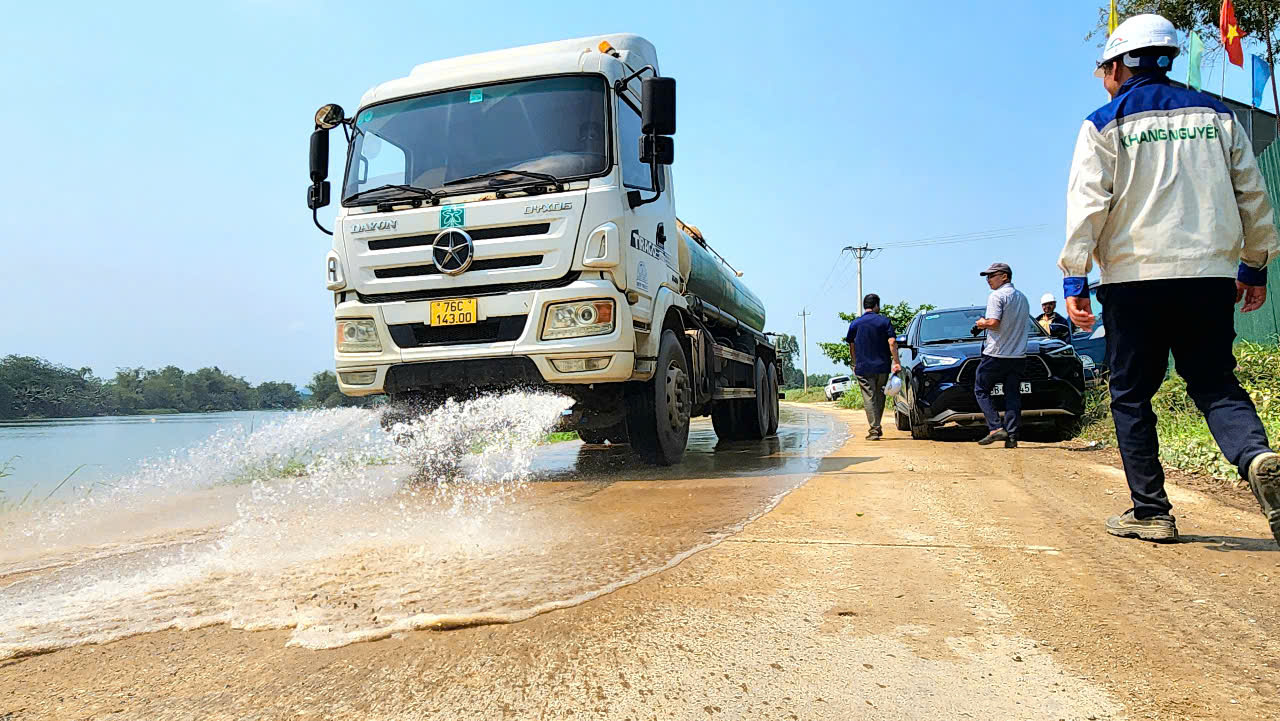 Trời nắng ráo, dự án đường 3.500 tỷ ở Quảng Ngãi tăng tốc thi công- Ảnh 11.