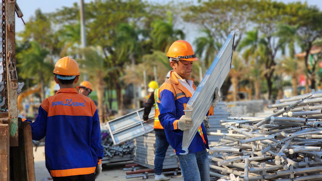 Quảng Ngãi: Nước rút hoàn thành đường Phạm Văn Đồng và quảng trường trăm tỷ- Ảnh 15.