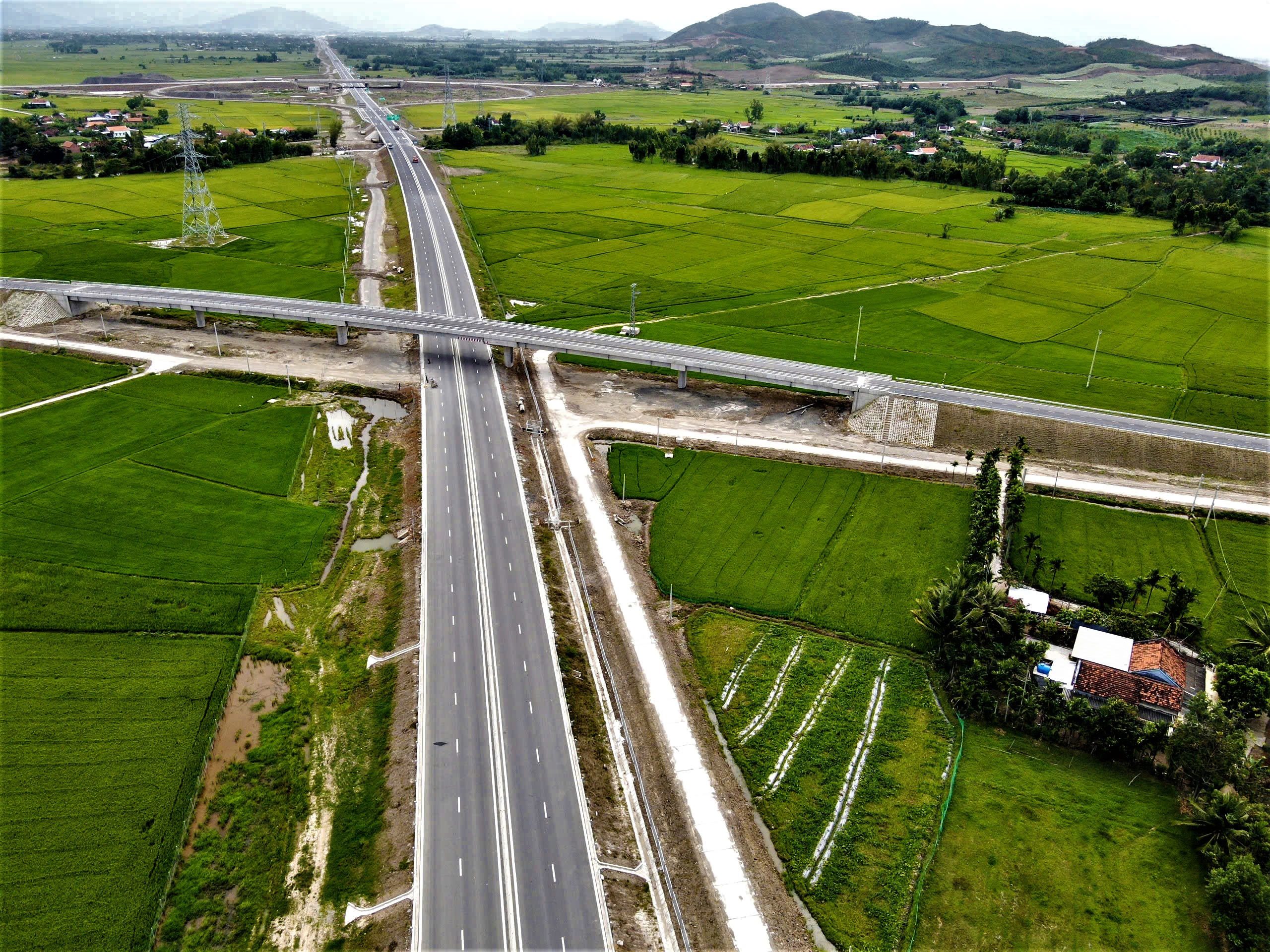 LIZEN là nhà thầu tiên phong về đích trên cao tốc Vân Phong - Nha Trang- Ảnh 2.