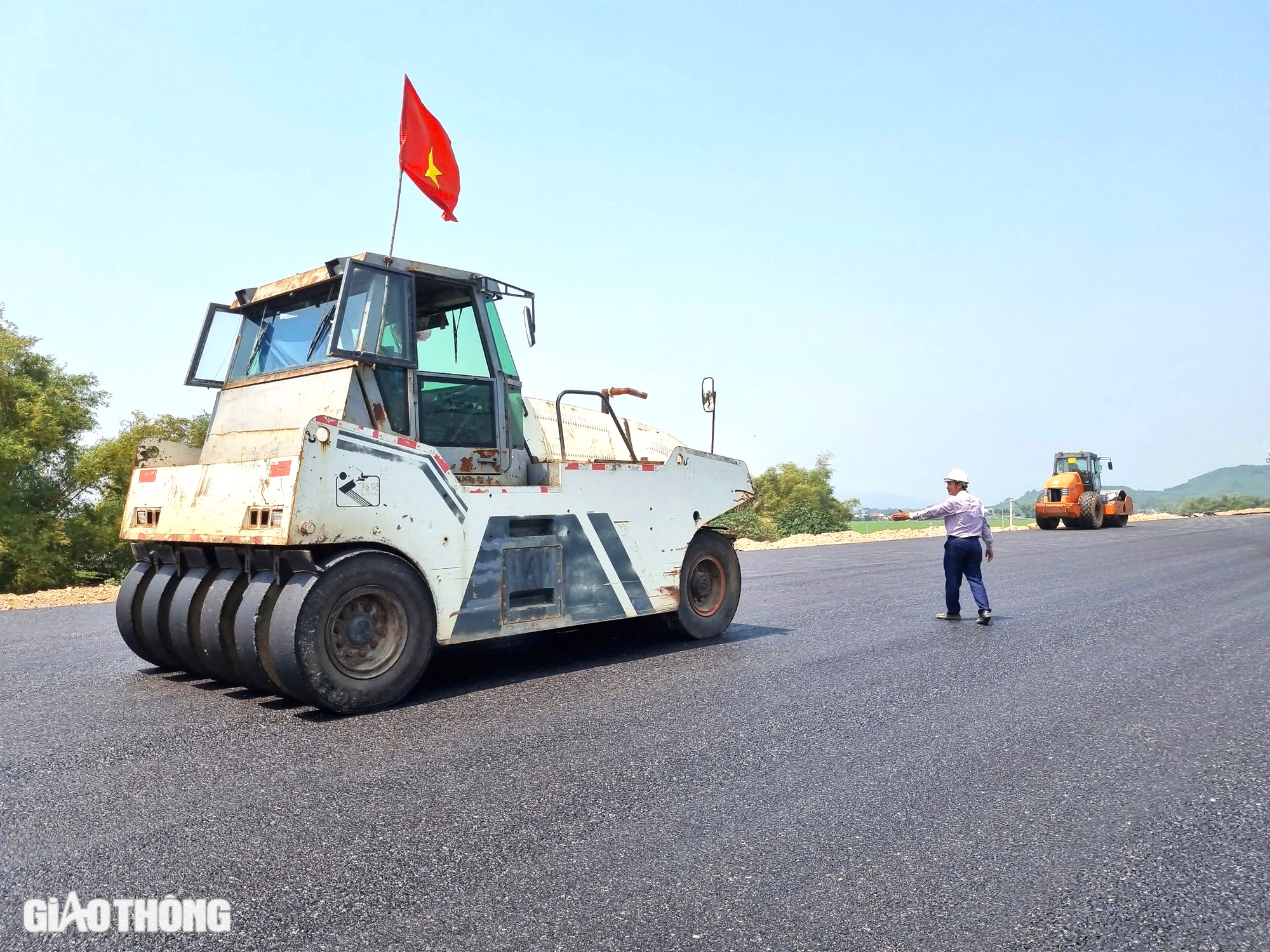 Đồng loạt thảm nhựa cao tốc Hoài Nhơn - Quy Nhơn- Ảnh 6.