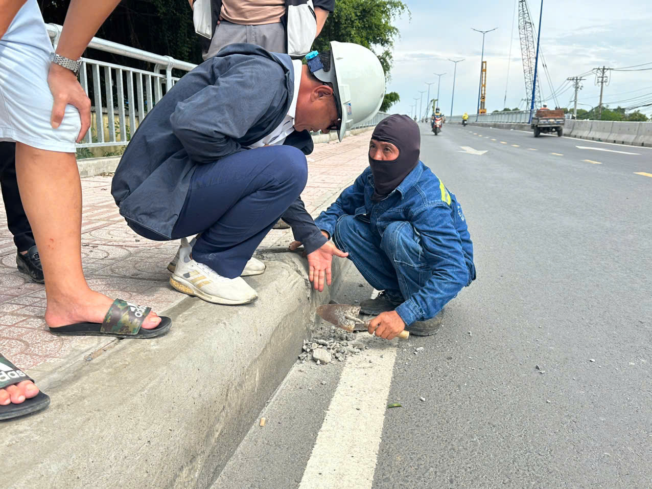 Cầu Tăng Long hơn 700 tỷ đồng mới đưa vào sử dụng đã sụt lún, chủ đầu tư nói gì?- Ảnh 3. Cầu Tăng Long hơn 700 tỷ đồng mới đưa vào sử dụng đã sụt lún, chủ đầu tư nói gì?- Ảnh 3.