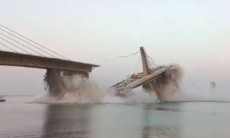 VIDEO cầu qua sông Hằng đang xây thì sụp đổ tan hoang
