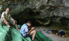 Hà Nội mất điện dân tình tránh nóng trong hang động