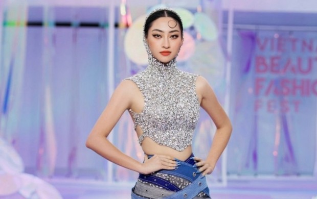 Hoa hậu Lương Thuỳ Linh với màn đá váy mãn nhãn trong show thời trang