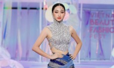 Hoa hậu Lương Thuỳ Linh với màn đá váy mãn nhãn trong show thời trang