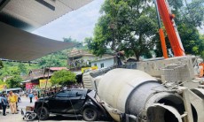 Lào Cai: Xe bồn lật nghiêng đè xe máy khiến 3 người thương vong