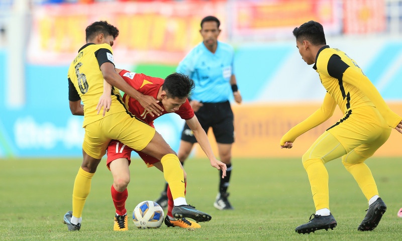 HLV Hoàng Anh Tuấn cùng đội tuyển U23 Việt Nam tập luyện