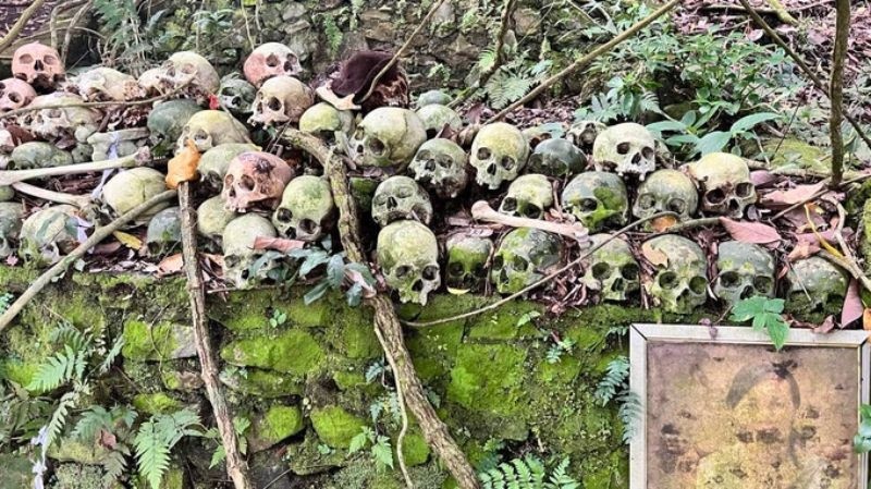 Hộp sọ được xếp dưới các gốc cây tại ngôi làng phơi xác người
