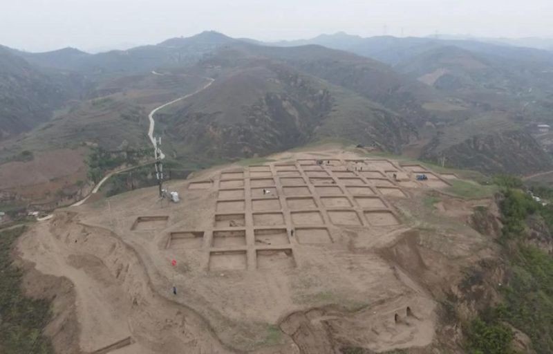 Tìm thấy loạt mộ cổ chứa kho báu tại một ngọn đồi ở Thiểm Tây (Trung Quốc)