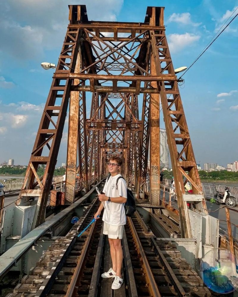 Cầu Long Biên cũng là nơi các bạn trẻ lui tới checkin