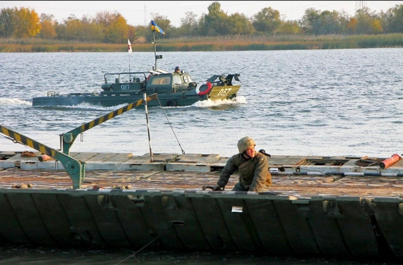 Các phương tiện vượt sông của quân đội Ukraine tại Kherson