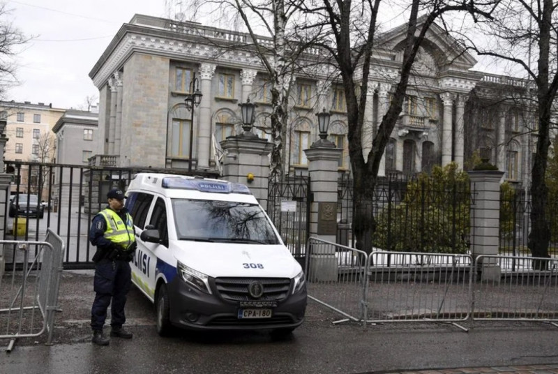 Cảnh sát đứng gác bên ngoài đại sứ quán Nga ở Helsinki, Phần Lan