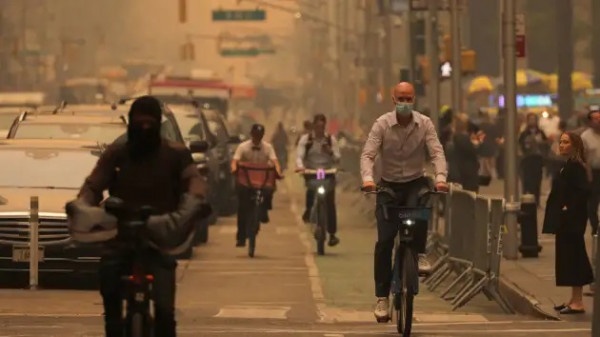Người dân chuyển qua đạp xe trong lúc chất lượng không khí suy giảm trầm trọng do cháy rừng tại Canada