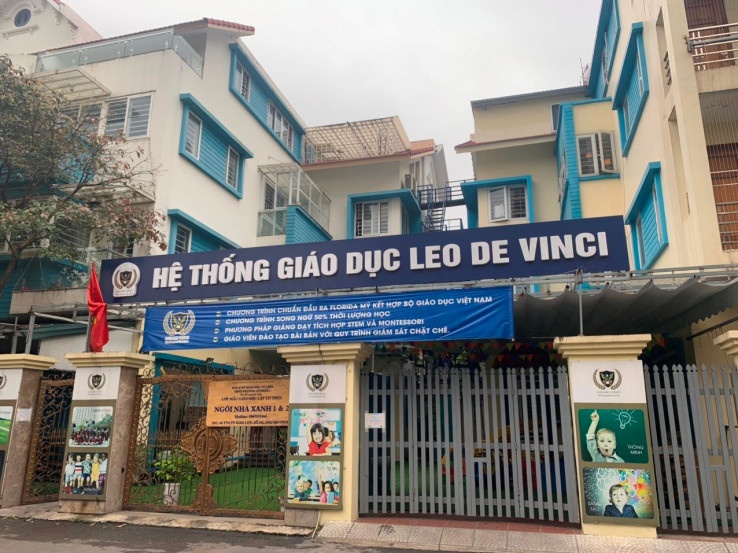 Tấm biển bên ngoài cơ sở trường Leo De Vinci