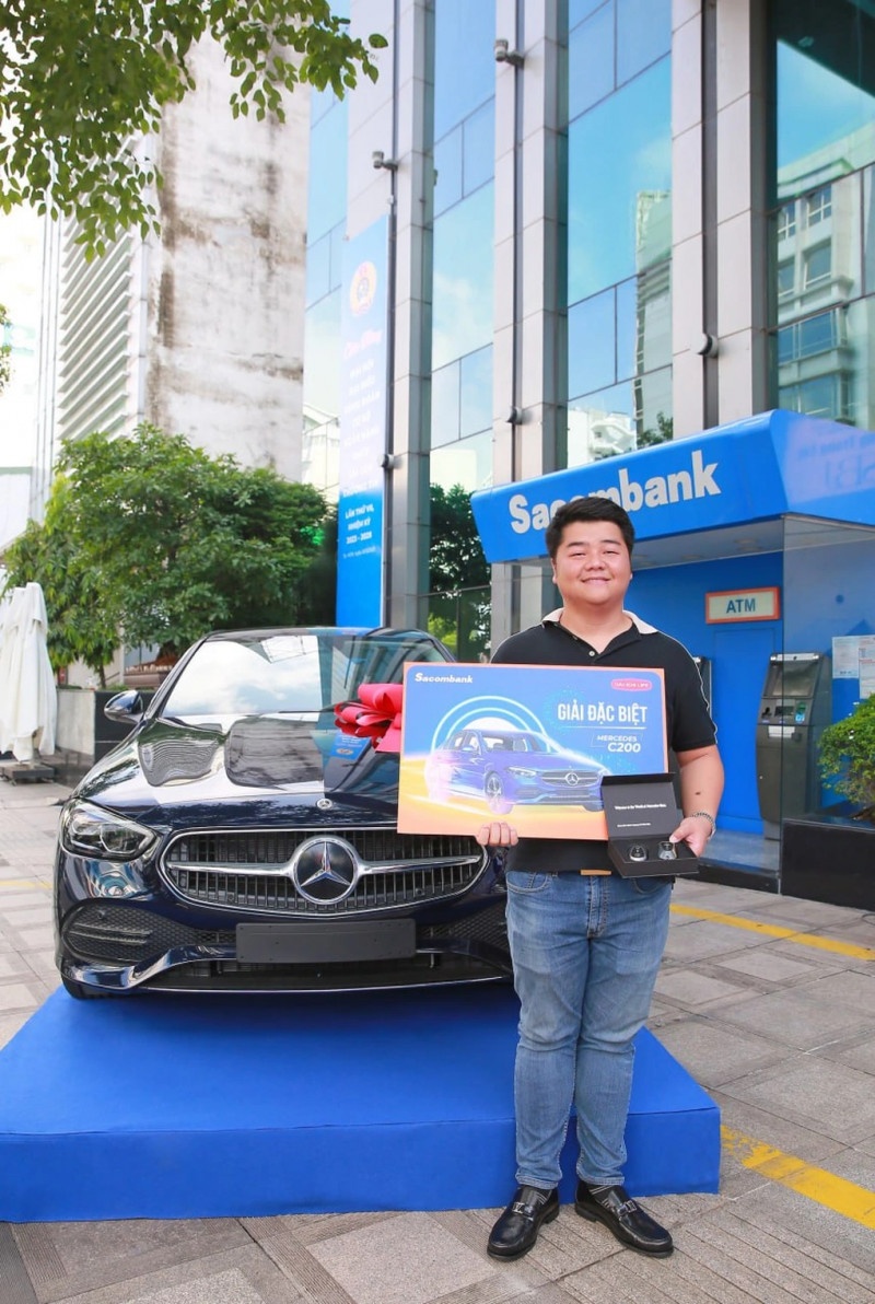 Khách hàng Võ Tấn Minh Hoàng nhận giải đặc biệt là xe ô tô Mercedes C200