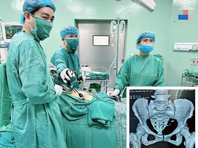 Các bác sĩ tiến hành phẫu thuật lấy vòng tránh thai đâm xuyên tử cung ra ngoài