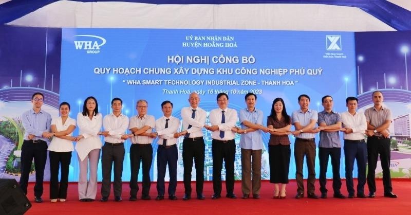 Phó Chủ tịch UBND tỉnh Mai Xuân Liêm cùng lãnh đạo huyện Hoằng Hoá chụp ảnh lưu niệm cùng lãnh đạo Tập đoàn WHA