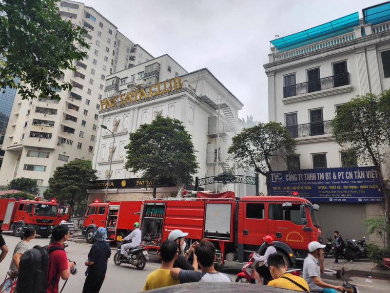 6 xe chữa cháy đang tích cực ập lửa tại hiện trường cháy quán karaoke Pattaya