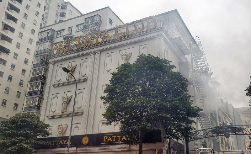 Khói đen càng bốc lớn tại tầng 3 của tòa nhà 5 tầng Pattaya