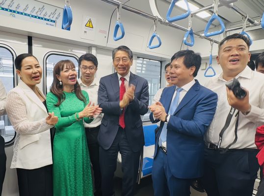 Xúc động khi ca khúc "Tự hào metro TP.HCM" được hát vang trên chuyến tàu đầu tiên- Ảnh 1.