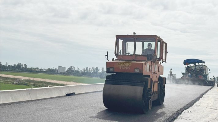 Những mét nhựa đầu tiên được thảm trên cao tốc Châu Đốc - Cần Thơ - Sóc Trăng- Ảnh 1.