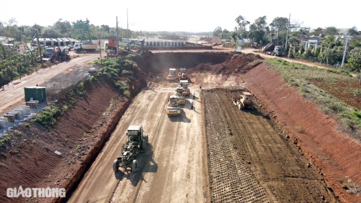 Rộn tiếng máy trên cao tốc Khánh Hòa - Buôn Ma Thuột ngày đầu năm mới- Ảnh 1.