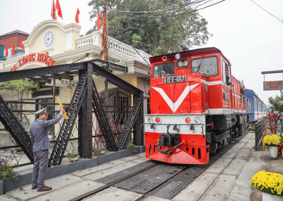 Ga Long Biên, Hà Nội trang hoàng rực rỡ đón Tết- Ảnh 1.