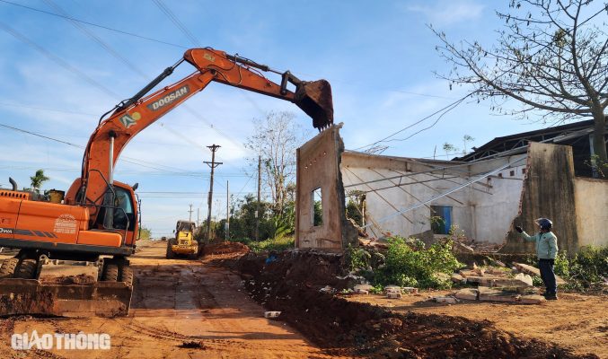 Dỡ nhà, phá tường rào bàn giao mặt bằng thi công đường tránh Đông TP Buôn Ma Thuột- Ảnh 1.