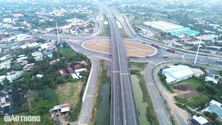 Ngắm hai nút giao kết nối QL1 với cao tốc TP.HCM - Trung Lương chờ lệnh thông xe- Ảnh 1.