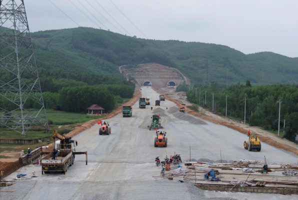 Rầm rập tiếng máy trên công trường cao tốc Quảng Ngãi - Hoài Nhơn ngày cận Tết- Ảnh 1.