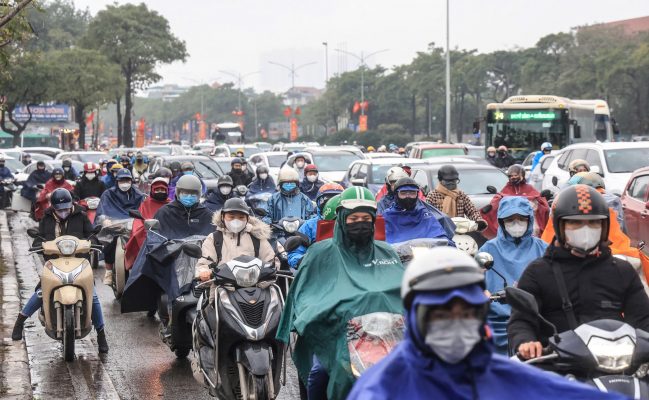 Nhiều tuyến đường Hà Nội ùn tắc nghiêm trọng sáng đầu tuần mưa rét- Ảnh 1.