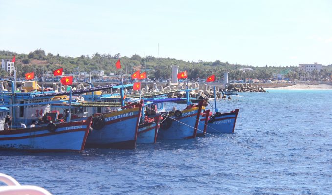 Tàu thuyền gặp khó vì cửa biển Phan Thiết bồi lắng- Ảnh 1.