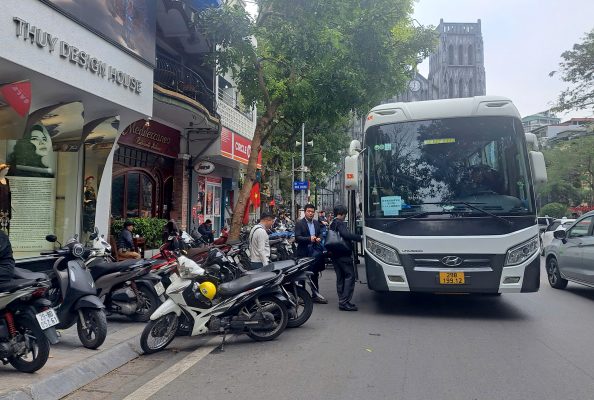 Hà Nội: Bố trí điểm trung chuyển khi hạn chế xe du lịch vào phố cổ- Ảnh 1.